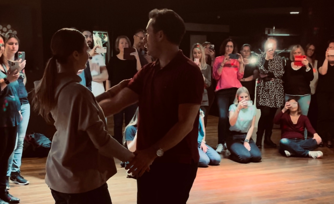 Paar beim Kurs – Basic-Schritte